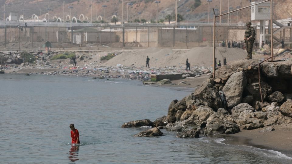 Instalará España barrera de contención de 500 metros en Ceuta tras ingreso de marroquíes que dejó 67 muertos