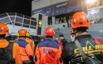 Tragedia en Indonesia: continúa búsqueda de 28 pasajeros tras incendio de un ferry que dejó cinco muertos