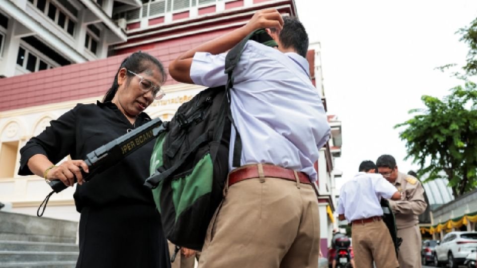 Tailandia frena la emisión de licencias para comprar armas de fuego tras tiroteos en escuela y edificio gubernamental
