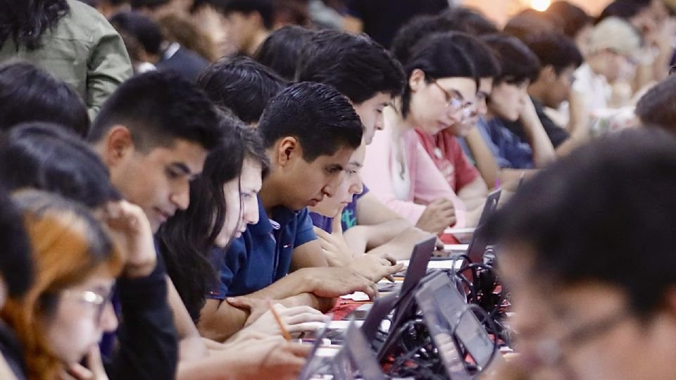Supervisa rector de la UNAM segunda jornada de aplicación del examen presencial en Oaxaca