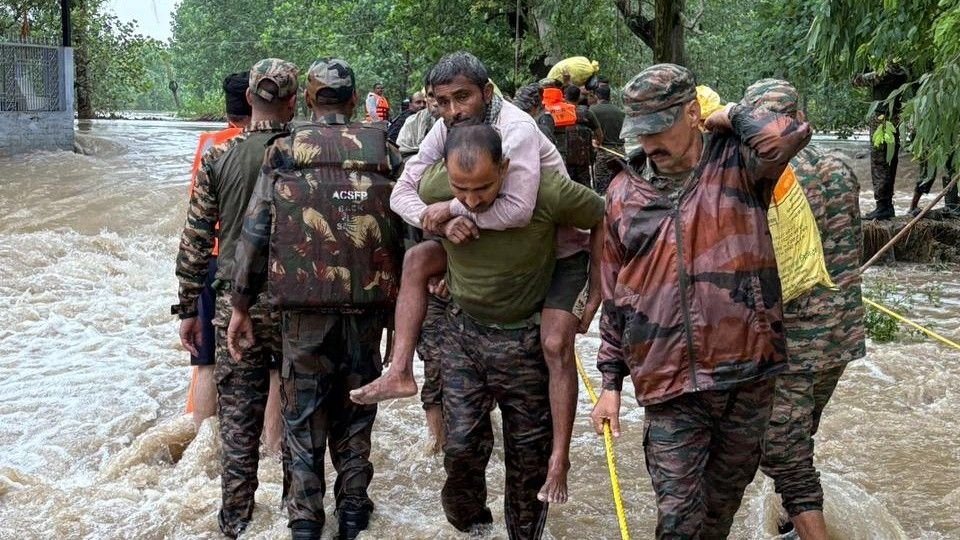 Se inunda Nueva Delhi tras intensas lluvias; emiten alerta roja y desvían al menos 15 vuelos