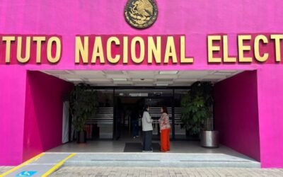 Regresan el color rosa al INE: pintan al instituto y aclaran que el guinda era una base