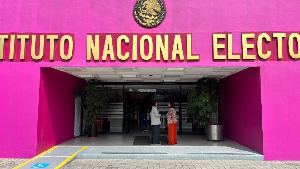 Regresan el color rosa al INE: pintan al instituto y aclaran que el guinda era una base