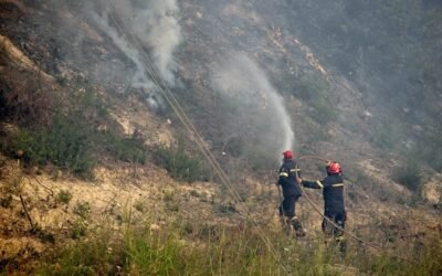 Evacuan por mar a residentes de zona turística griega ante avance de incendio