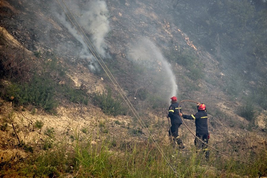 Evacuan por mar a residentes de zona turística griega ante avance de incendio