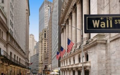 Wall Street cierra en verde, animado por recompra de deuda de EUA y ensayo de Moderna