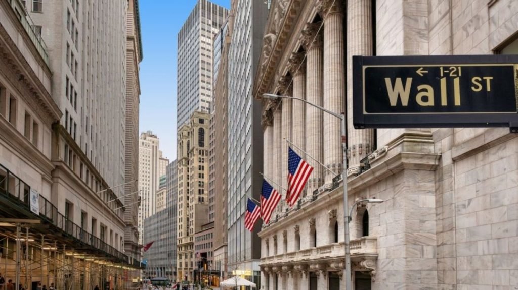 Wall Street cierra en verde, animado por recompra de deuda de EUA y ensayo de Moderna