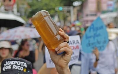 Toman las calles habitantes de Guadalajara y exigen agua limpia