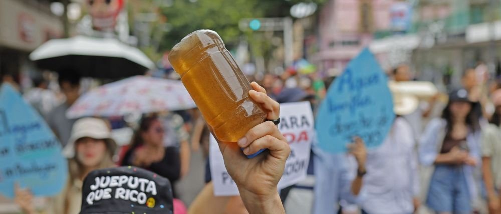 Toman las calles habitantes de Guadalajara y exigen agua limpia