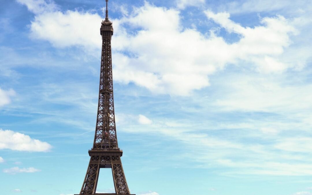 Indignación en Torre Eiffel por visita privada con consigna de ocultar a mujeres