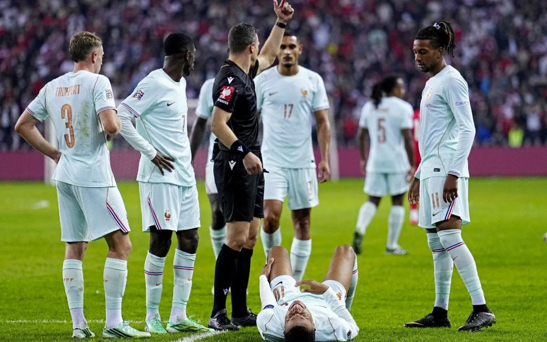 Se lesiona Mbappé en partido de Francia