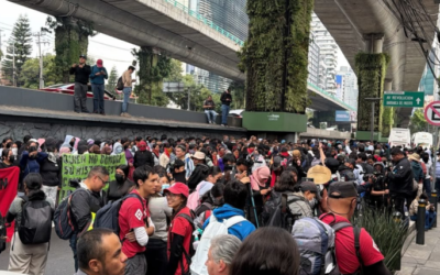Padres de los 43 llegan a CNDH y bloquean lateral de Periférico; se espera caos vial a lo largo del día