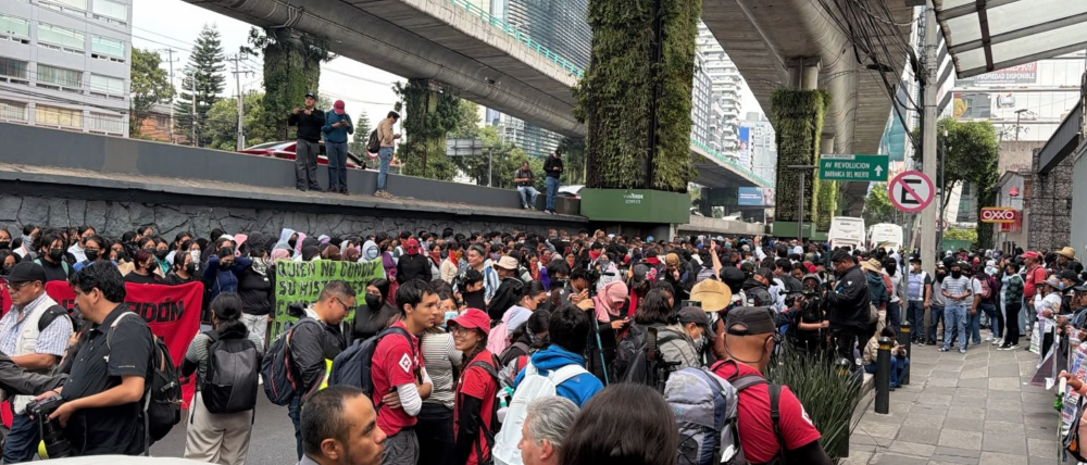 Padres de los 43 llegan a CNDH y bloquean lateral de Periférico; se espera caos vial a lo largo del día