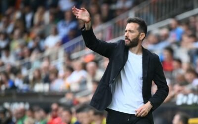 Destituye Valencia a su entrenador Carlos Corberán