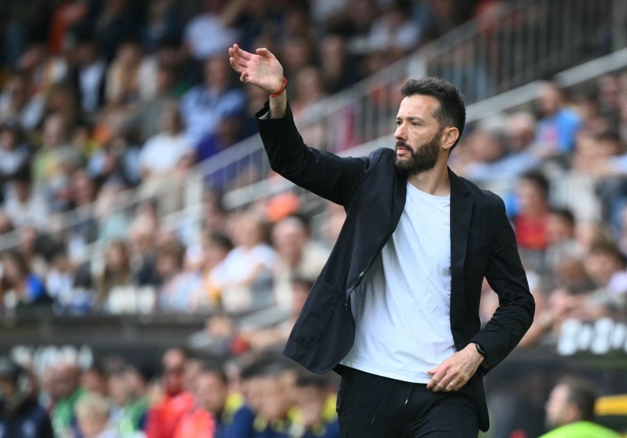 Destituye Valencia a su entrenador Carlos Corberán