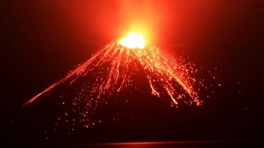 Anak Krakatau registra erupción con columna de ceniza de 14 kilómetros