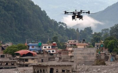 Rescatan con vida a dos trabajadores atrapados tras deslave en Nepal