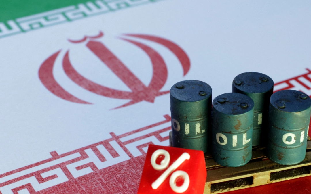 Petróleo cae 1% tras reportes sobre posible reapertura del estrecho de Ormuz por parte de Irán