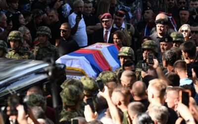 Una multitud rinde homenaje al criminal de guerra Ratko Mladic en Belgrado