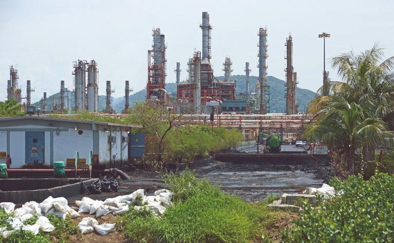 Pemex reporta conato de incendio en refinería de Salina Cruz