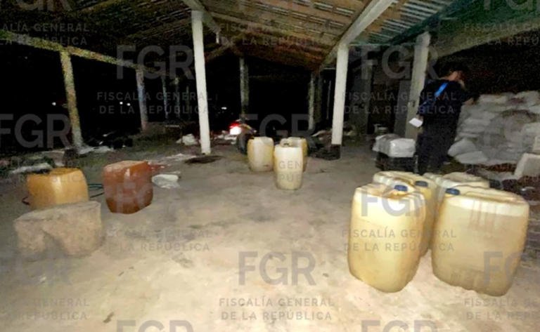 FGR asegura más de cuatro mil litros de huachicol tras cateos en tres estados; clausura tomas clandestinas