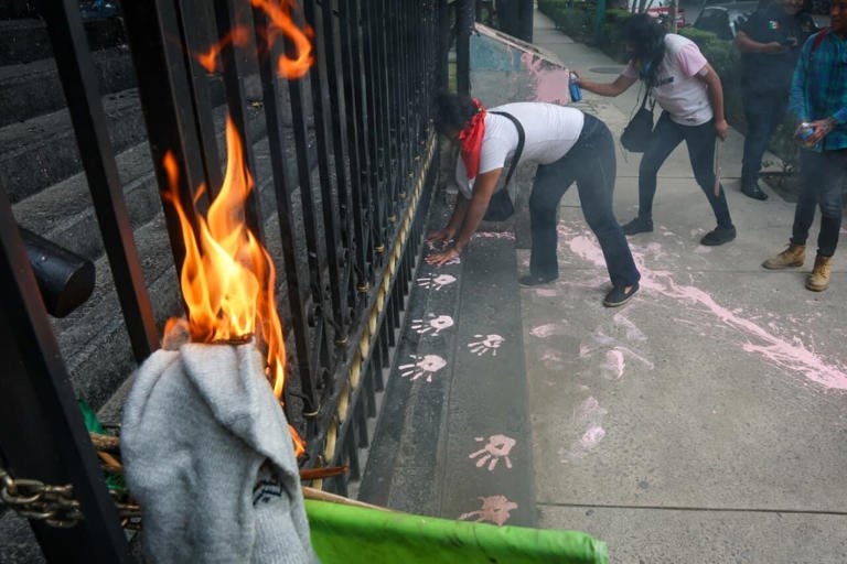 Personas trans y no binarias vuelven a protestar en Segob