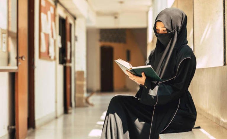 Prohíben en escuelas de Italia el tradicional vestuario Islámico.