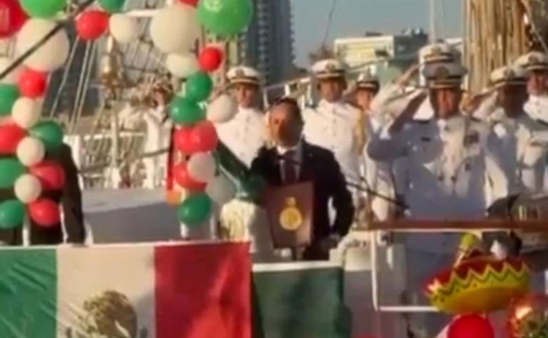 Embajador Carlos Joaquín González usa Buque Escuela Cuauhtémoc para dar el Grito; pronuncia arengas sobre Semar