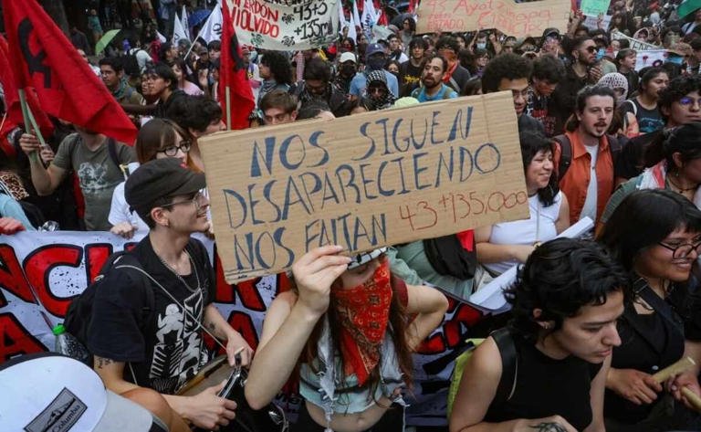 Marcha por Ayotzinapa dejó pérdidas de 19.7 mdp a comercios de CDMX