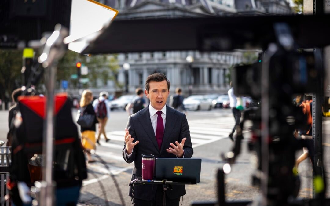 Medios que fueron vetados por Trump presentaron una demanda en su contra