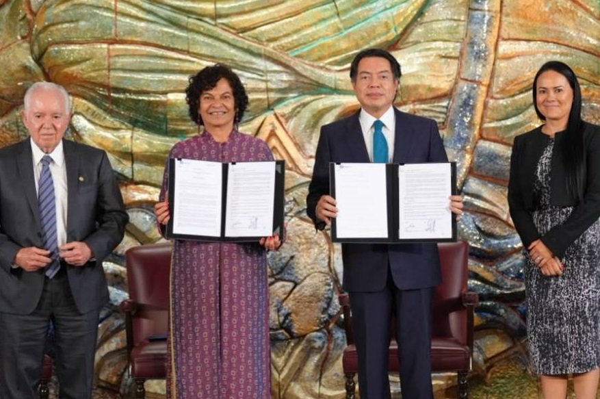 Firma Mario Delgado con UNESCO acuerdo para impulsar transformación digital educativa y uso ético de la inteligencia artificial