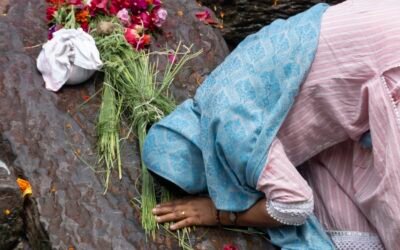 Celebran familias funerales sin cuerpos mientras Nepal busca a miles de desaparecidos