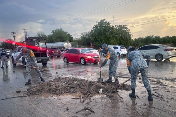 Auxilian el Ejército y GN a las familias afectadas por el temporal en Baja California Sur.