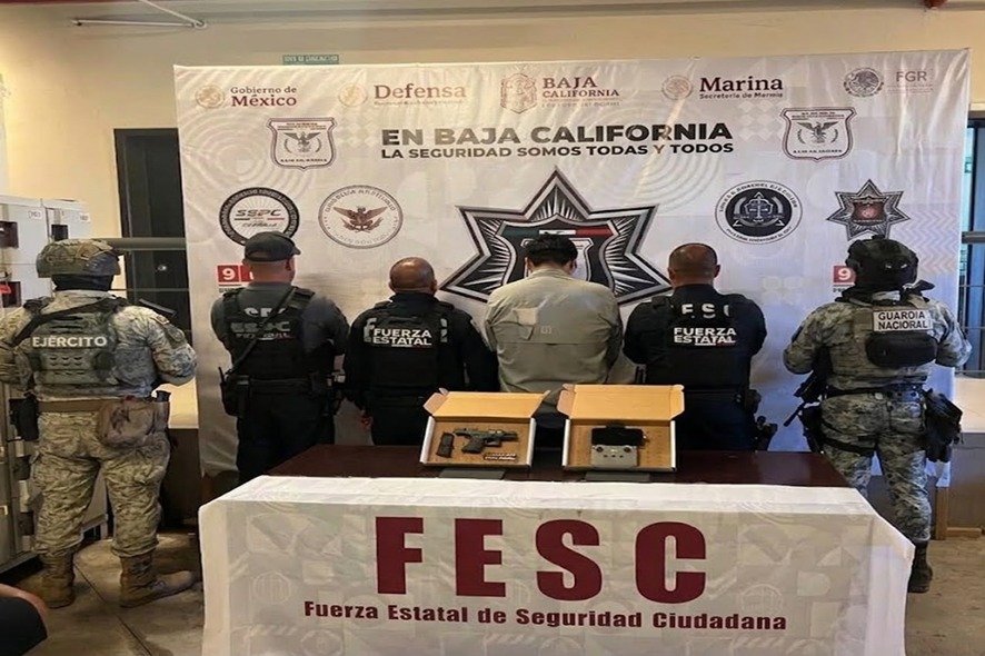 Baja el Ejército un narco dron en Tijuana y capturan a su operador.