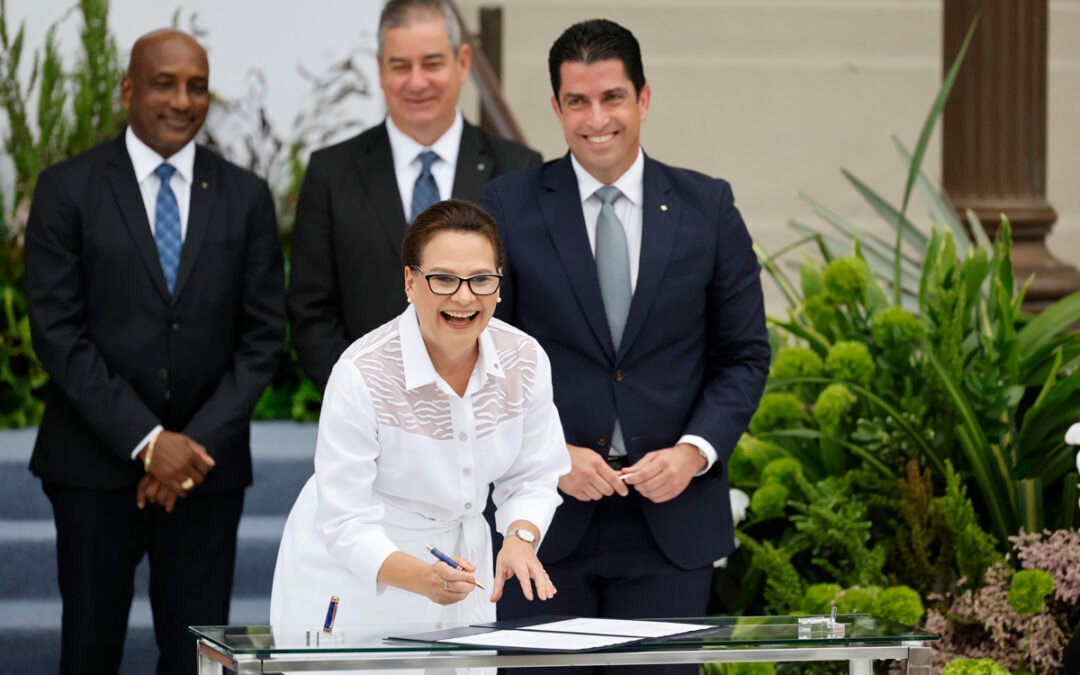 Asume ingeniera marina Ilya Espino como la primera mujer al frente del Canal de Panamá