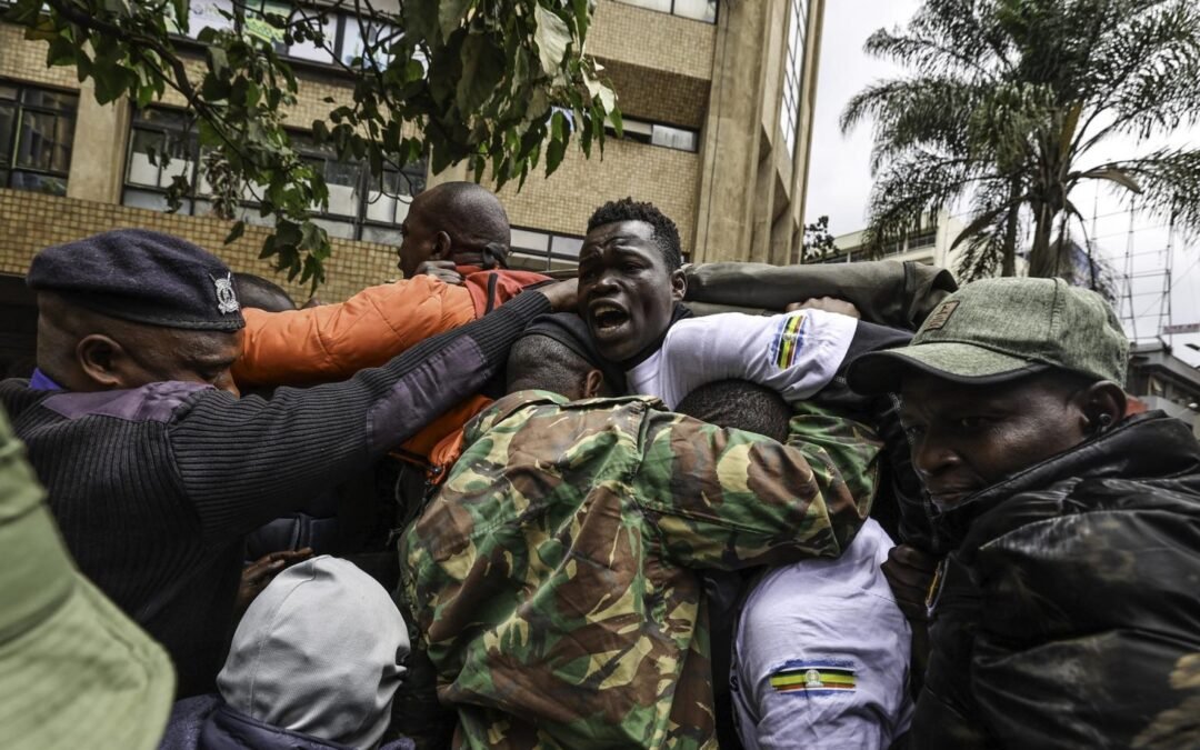 Detiene Kenia a 4 activistas que pedían la libertad de líder opositor de Uganda