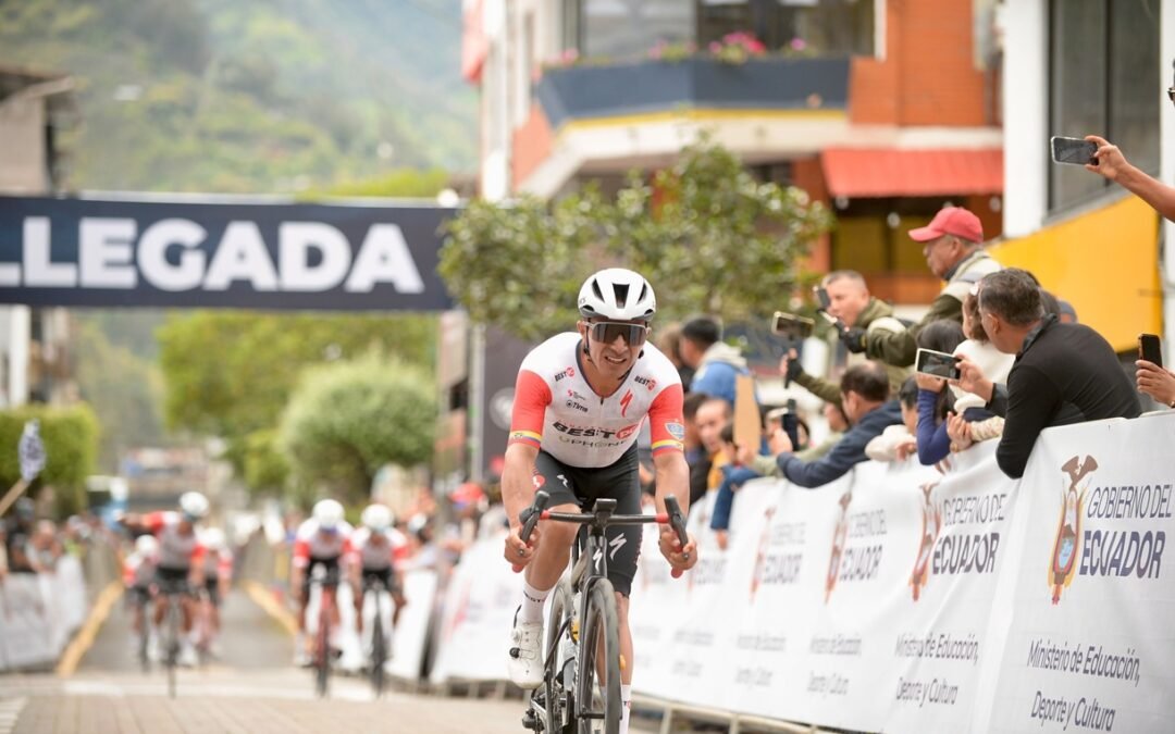 Gana Byron Guamá etapa y lidera premios de montaña y metas volantes en la Vuelta a Ecuador