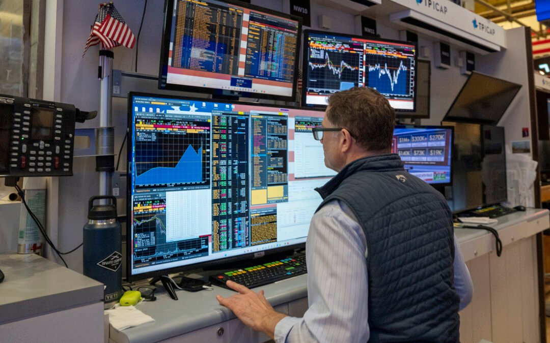 Wall Street cierra mixto, pendiente de los bonos, el petróleo y la geopolítica