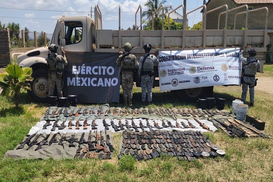 Les pegan otra vez las FA a los narcos en Sinaloa al asegurar 68 armas de fuego en El Rosario.