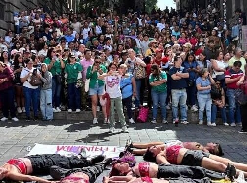 Universitarias irrumpen en desfile cívico-militar en protesta por violencia feminicida en Morelos; exigen justicia para mujeres víctimas