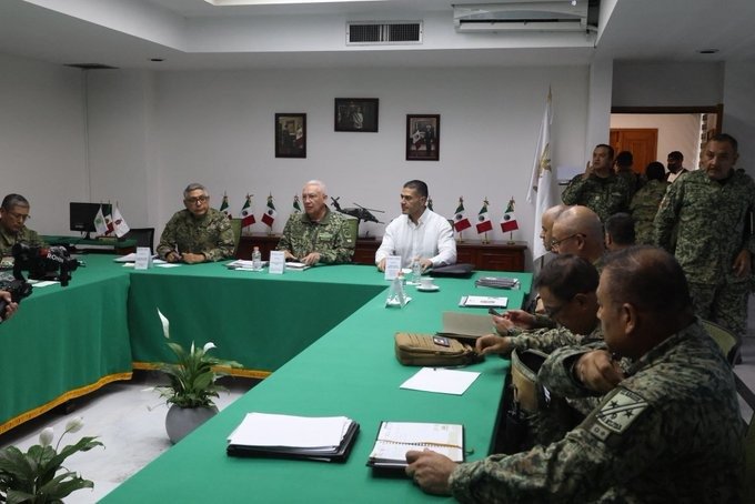 Llegaron los titulares de la SEDENA, SEMAR y SSPC a Sinaloa para supervisar y evaluar la estrategia contra la narco delincuencia.