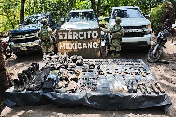 Descubren las FA narco campamento en Zapopan, Jal. y aseguran armas y explosivos.