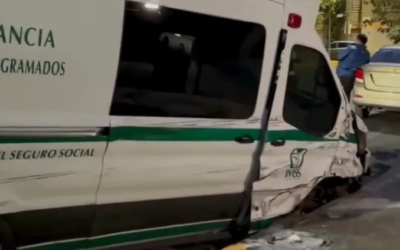 Por conducir borracho una ambulancia del IMSS, atropelló a una persona y chocó varios vehículos.