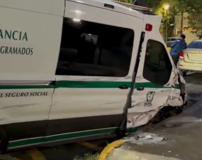 Por conducir borracho una ambulancia del IMSS, atropelló a una persona y chocó varios vehículos.