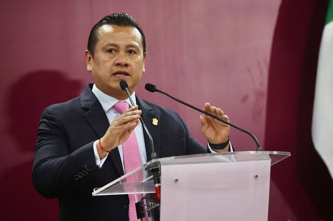 Renuncia Carlos Torres Piña como fiscal de Michoacán