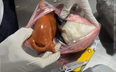 Aseguran más de 8 kilos de cocaína ocultos en artesanías en el AICM