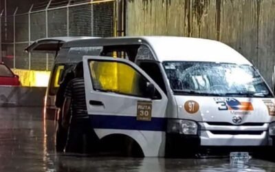 Mueren 6 personas atrapadas en un vehículo de transporte público inundado en Edomex