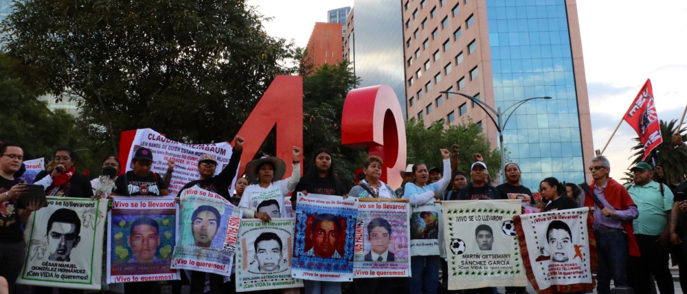 Familias de los 43 de Ayotzinapa marchan en CDMX tras 12 años de la desaparición
