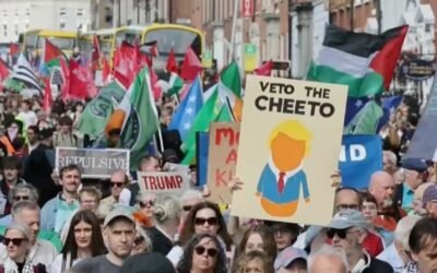 Más de 10 mil personas marchan en Dublín contra visita de Trump
