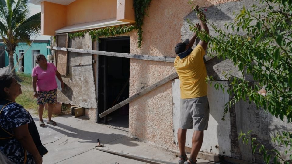 Habitantes protegen sus viviendas, refuerzan diques y son evacuados en Baja California Sur frente a la llegada de «Polo»